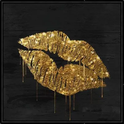 Золотые губы на темном фоне