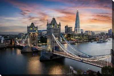 Освещенный Тауэрский мост в Лондоне вечером