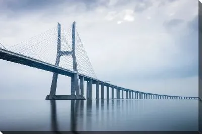 Мост Васко да Гама в Лиссабоне в тумане