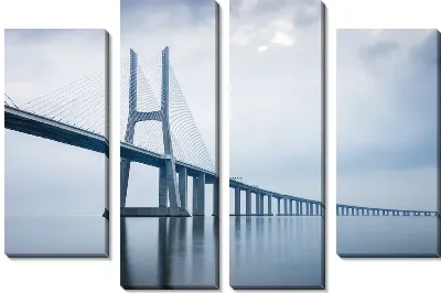 Мост Васко да Гама в Лиссабоне в тумане