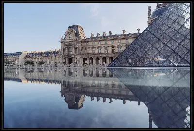 Лувр днем