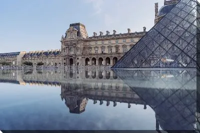 Лувр днем