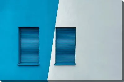 Постер Два окна на бело-синем фасаде
