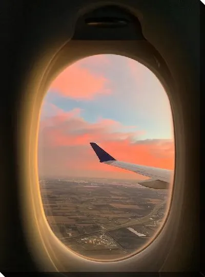 Постер Иллюминатор с видом на крыло самолета