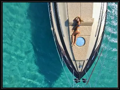 Девушка на яхте