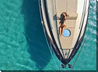 Девушка на яхте