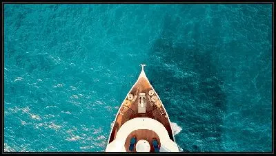 Нос яхты в море