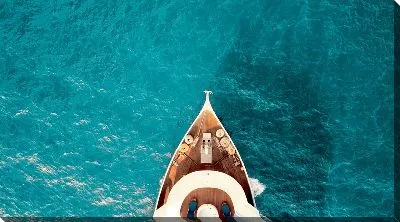 Нос яхты в море