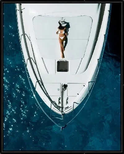 Картина Девушка на носу яхты
