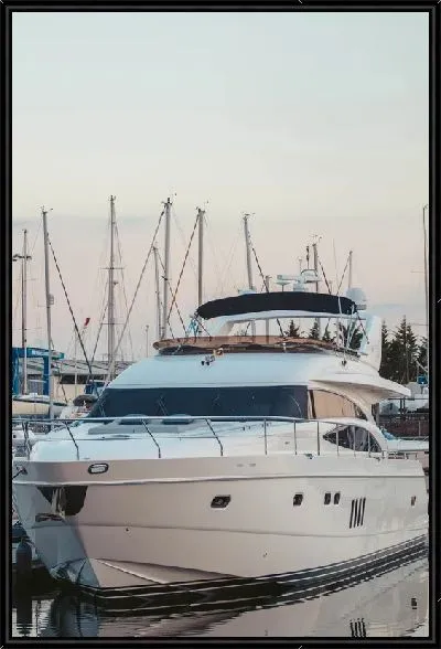 Картина Белая яхта на причале