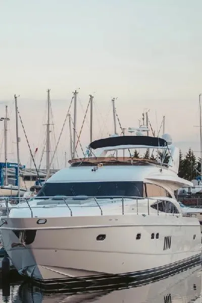 Плакат Белая яхта на причале