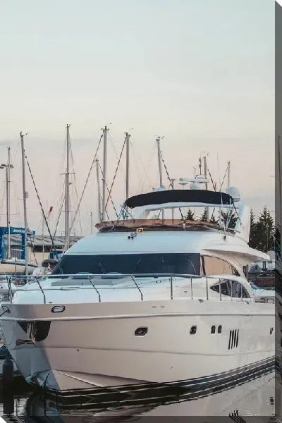 Постер Белая яхта на причале