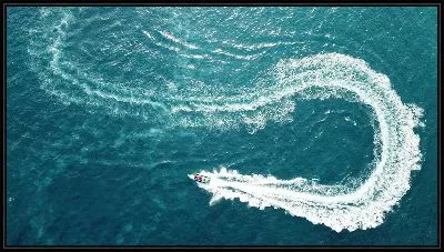 След от яхты в море