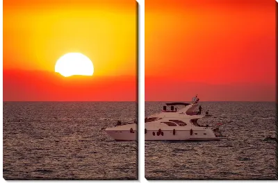 Модульная картина Яхта на фоне огромного солнца на закате