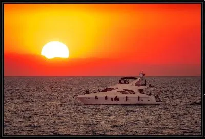 Картина Яхта на фоне огромного солнца на закате