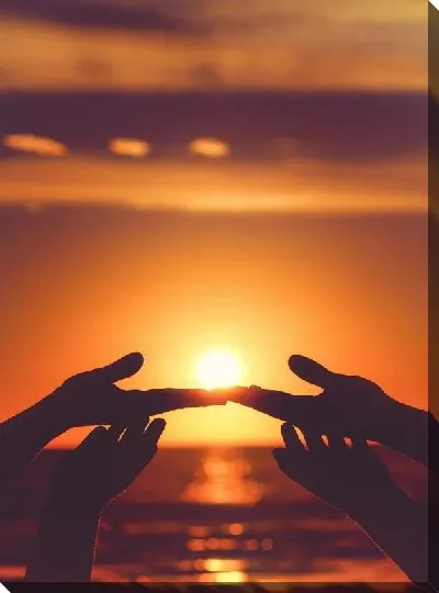 Постер Солнце между ладошек