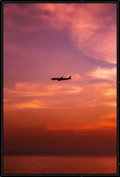 Картина Самолет идет на посадку в лучах заката