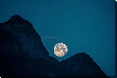Постер Луна между гор