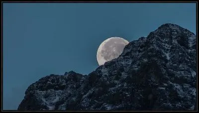 Картина Прячущаяся Луна