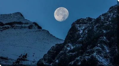 Постер Лунный свет между гор