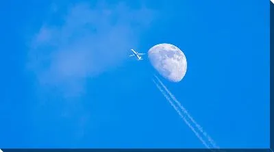Постер Луна на фоне летящего самолета