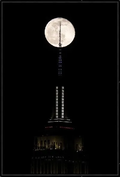 Картина Луна в Нью Йорке