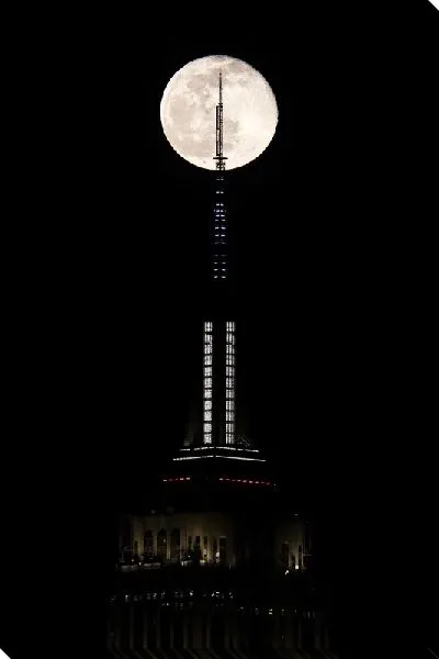 Постер Луна в Нью Йорке