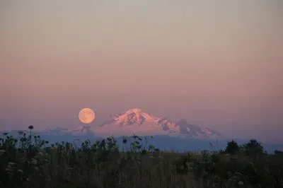 Плакат Луна на краю горы
