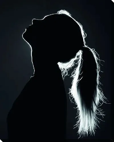 Постер Силуэт девушка на черном фоне