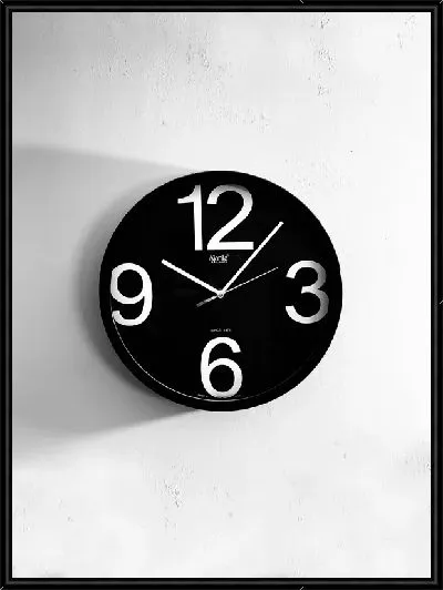 Картина Часы на белой стене