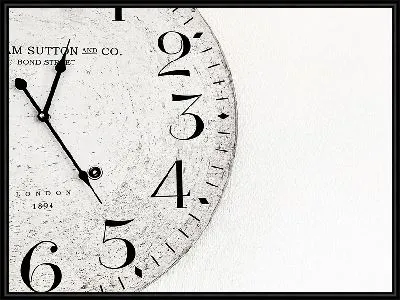 Часы на бежевой стене