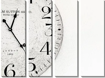 Часы на бежевой стене