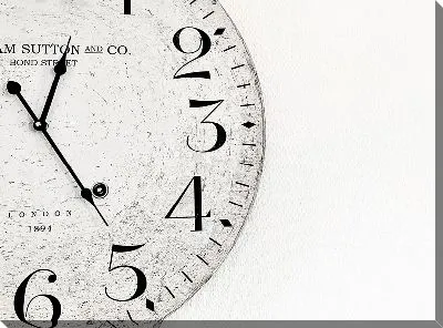 Часы на бежевой стене