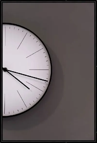 Картина Часы на коричневой стене