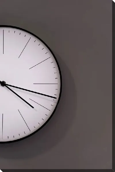 Постер Часы на коричневой стене