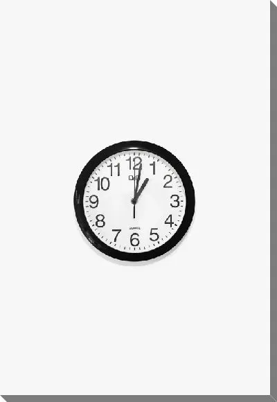 Постер Круглые часы на стене