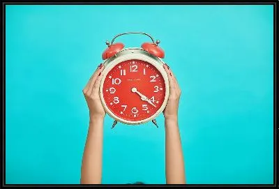 Будильник в руках