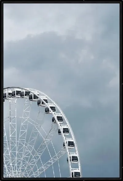 Картина Колесо обозрения на фоне облачного неба