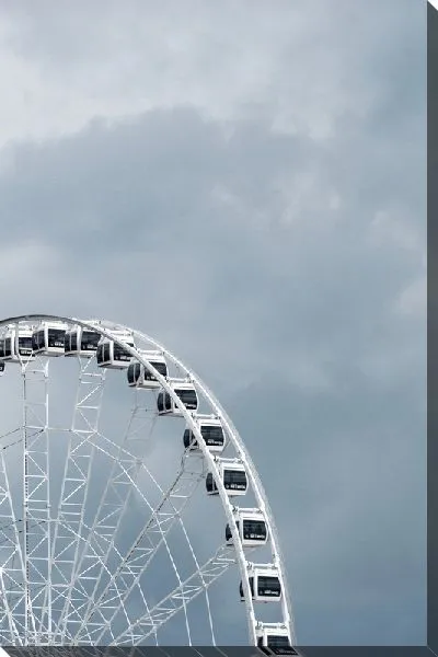 Постер Колесо обозрения на фоне облачного неба