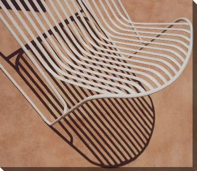 Металлический стул на коричневом фоне