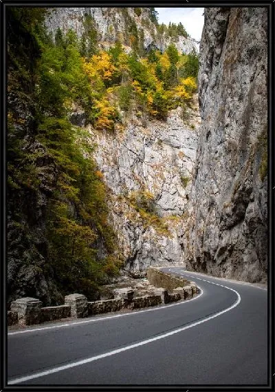 Картина Трасса в ущелье