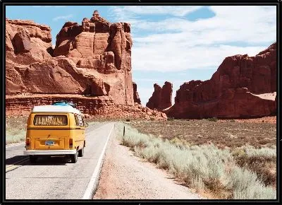 Автомобиль едет по трассе в каньоне