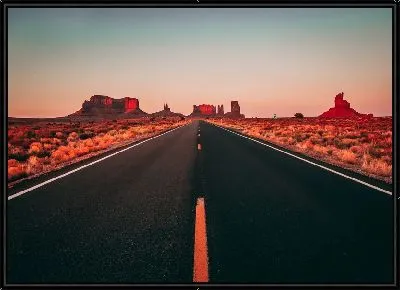 Трасса на закате в долине каньонов