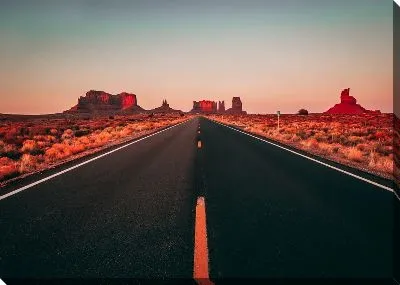 Трасса на закате в долине каньонов