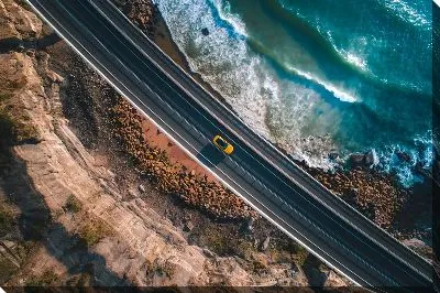 Постер Авто на трассе у воды