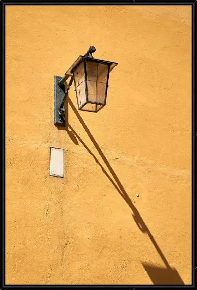 Картина Фонарь на желтой стене