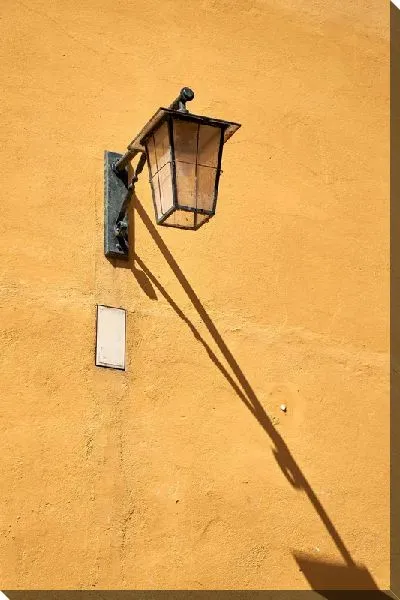 Постер Фонарь на желтой стене