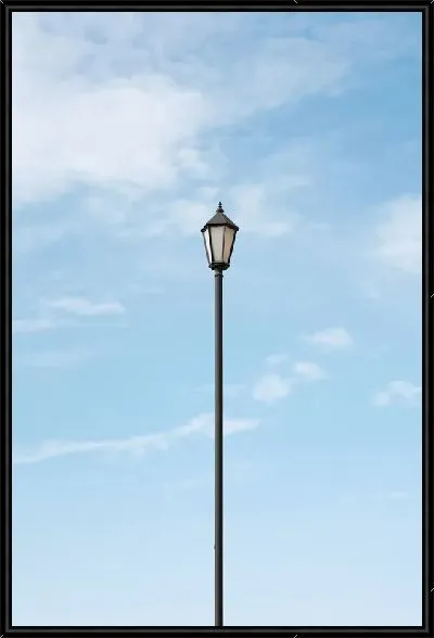 Картина Фонарь на фоне облаков