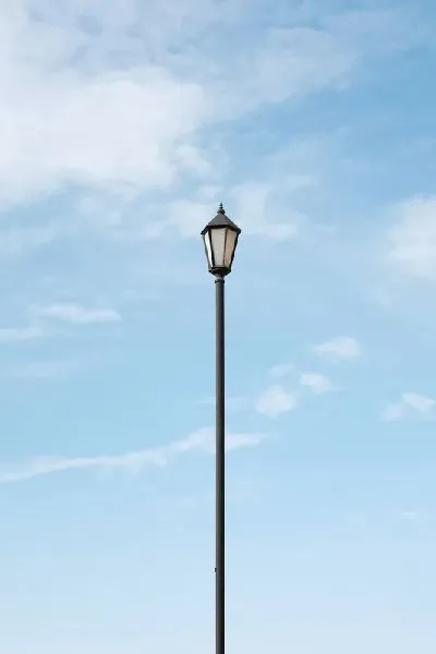 Плакат Фонарь на фоне облаков