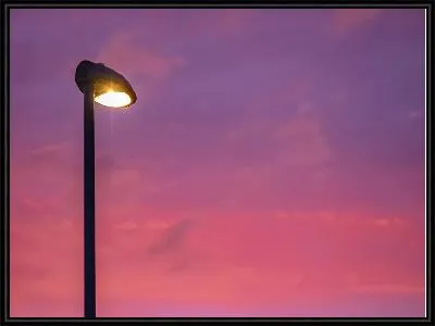 Фонарь на фоне красивого заката